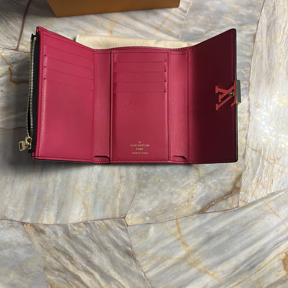 Louis Vuitton
Capucines Compact Wallet - Picture 8 of 10